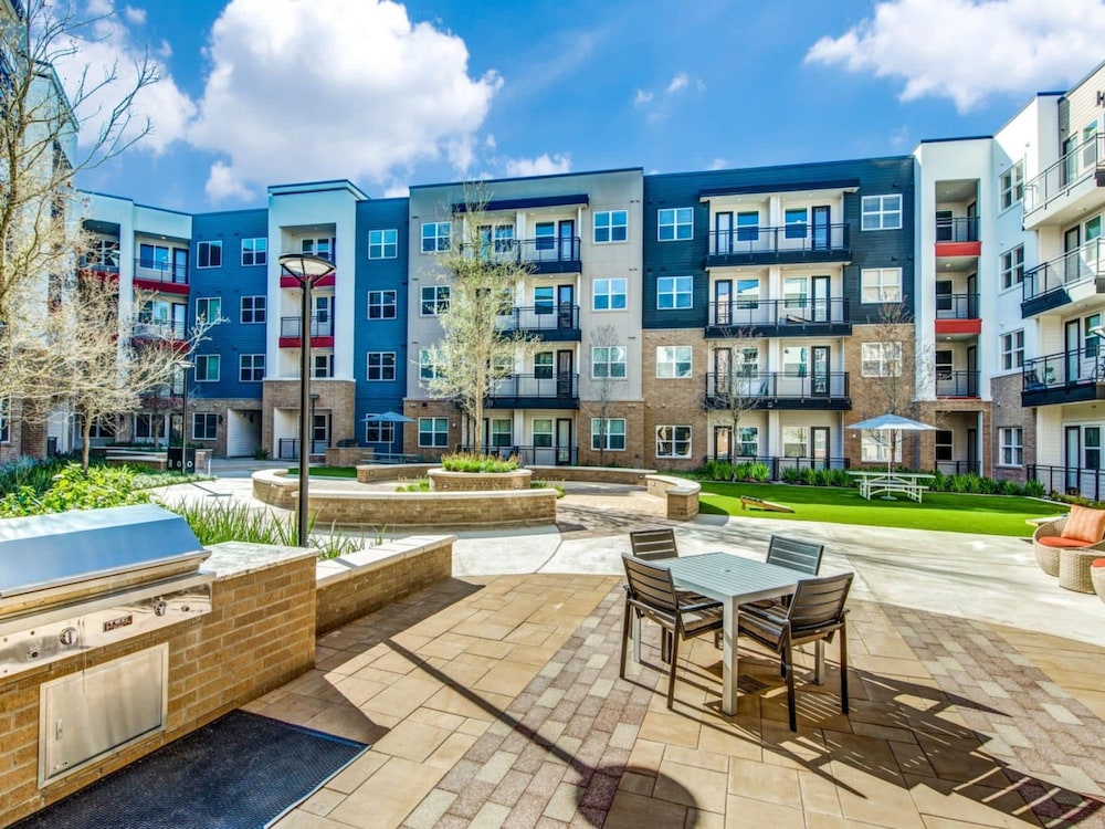 Elegant 1BR King Suite Close to DT w Fast Wifi - Image 2