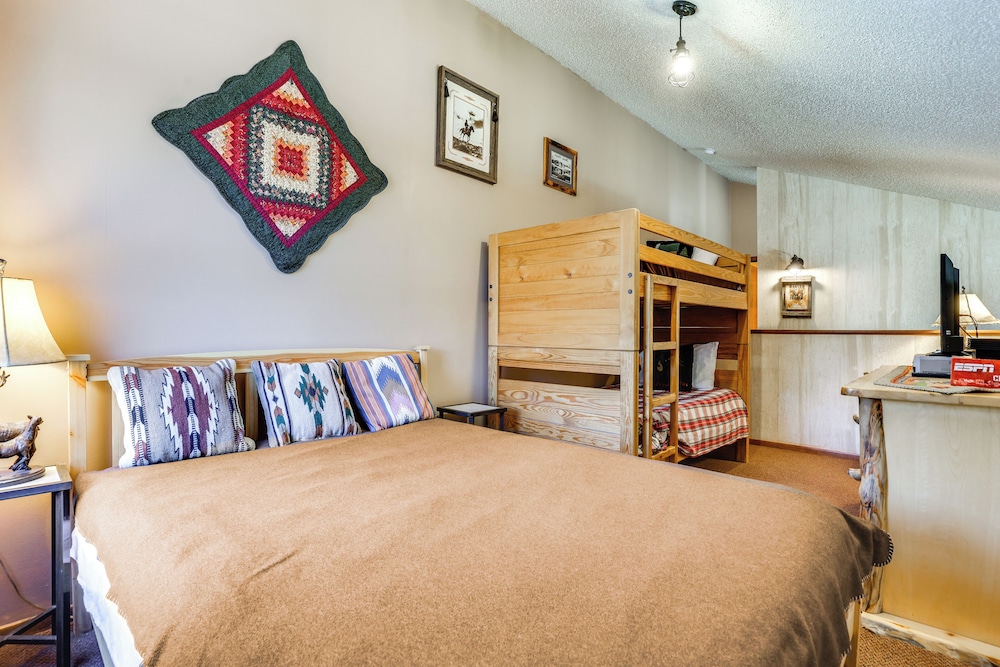Walk to Ski Lift & Hiking: Granby Ranch Condo!