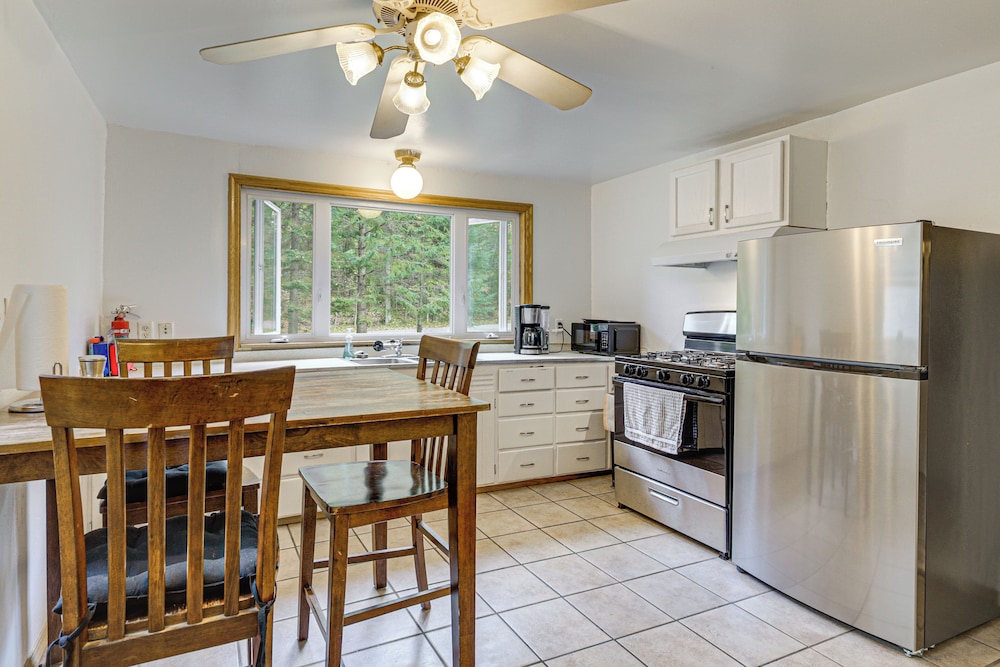 4 Mi to Lake: Secluded Northwoods Getaway