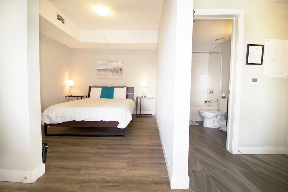 Living Suites Toronto - Queens Park - Image 5