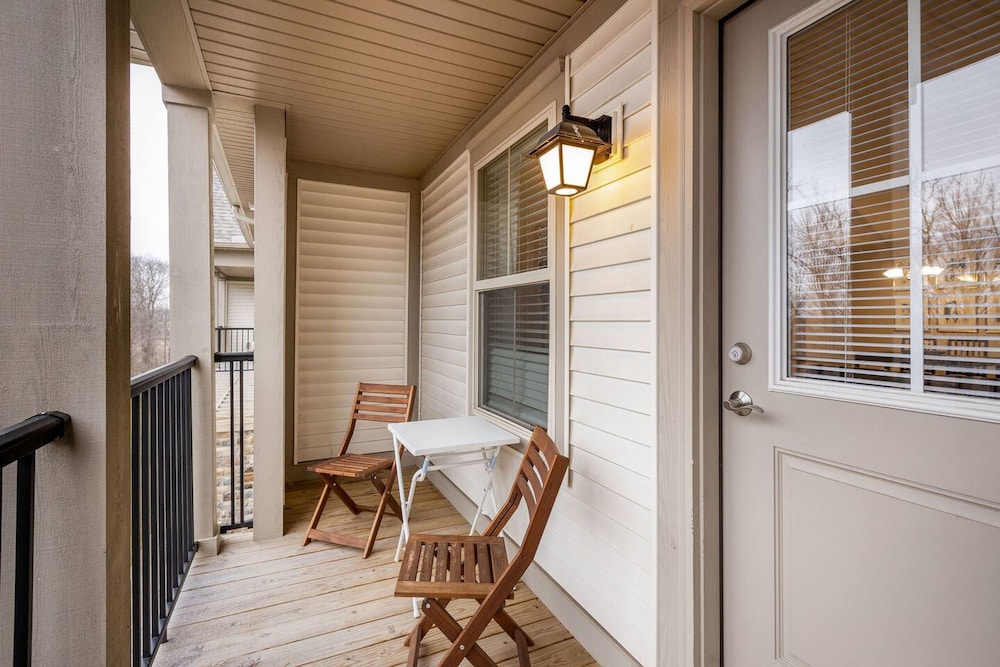 Woodland Penthouse 2BR W D Pool Gym Walkable