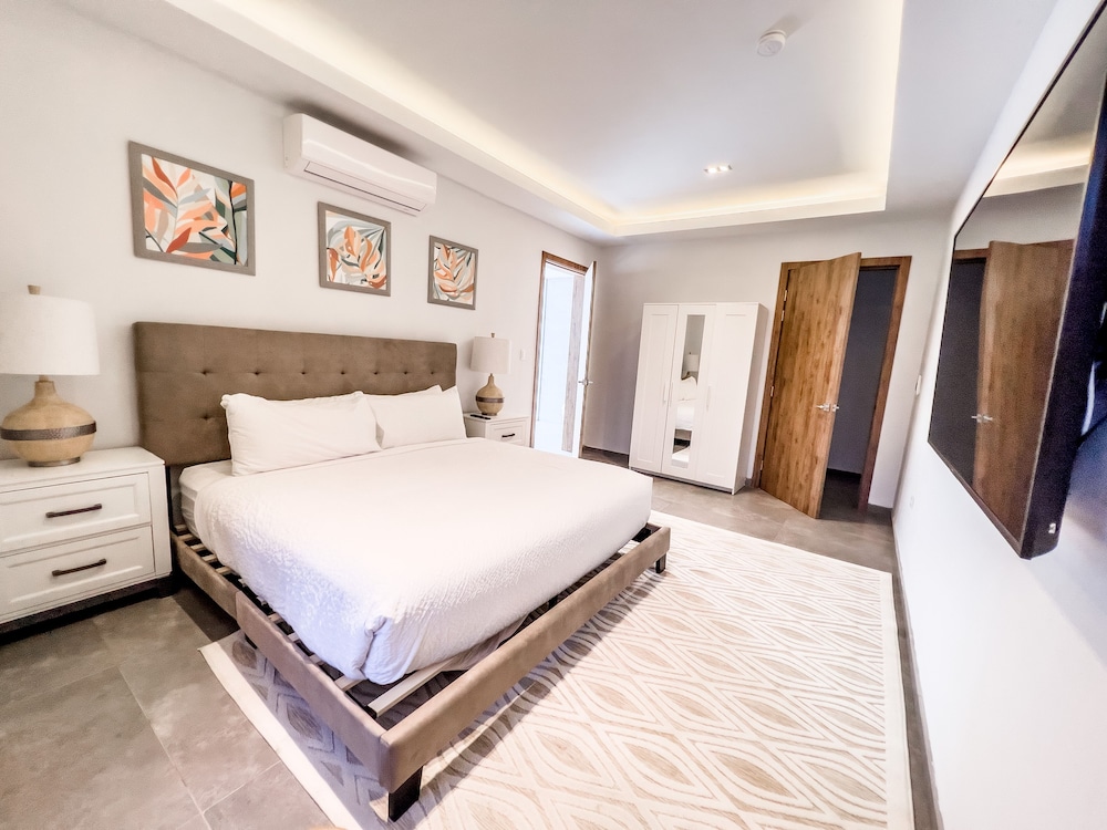 Grand Modern Villa 6-bedroom! Brand New! Heated Jacuzzi! view 4
