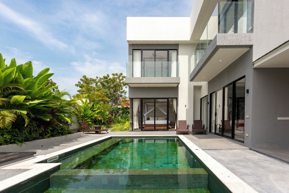 Family PoolVilla Near the Pier V266