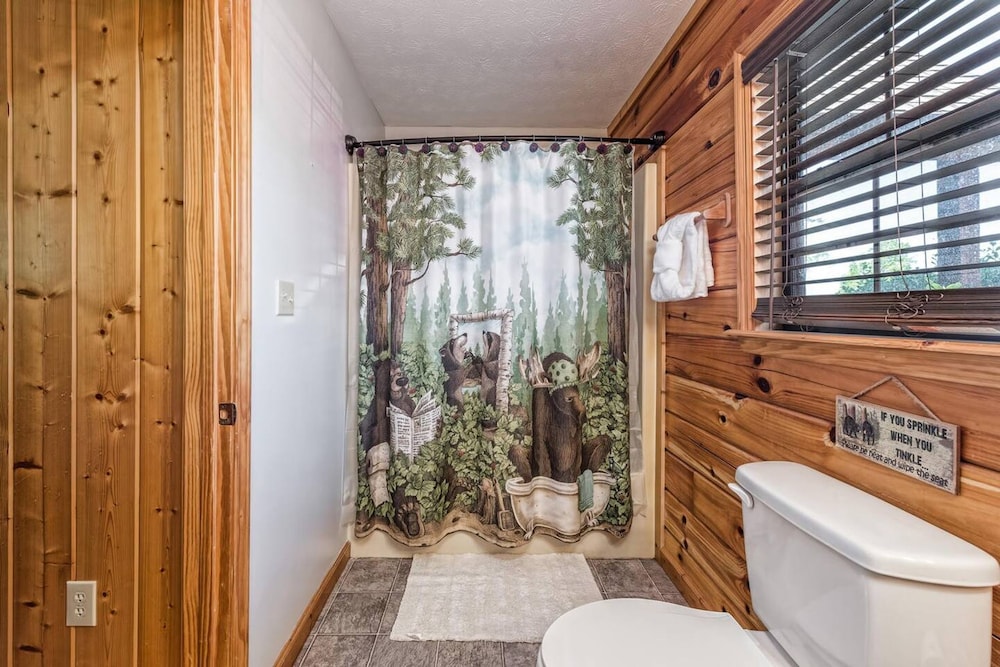 Smoky Mtn Lux Cabin Hot Tub Pool Views