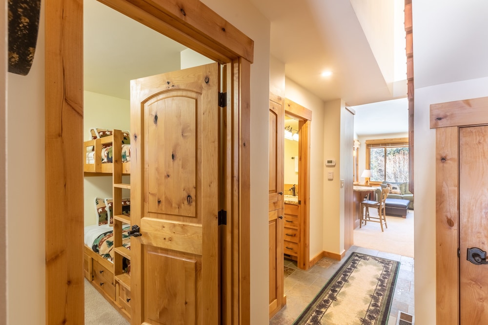 Beautiful Mountain 2 Bedroom Ski-In/Ski-Out in Ski Trails by RedAwning Save 10% on 3 Nights, 15% on 5 Nights!
