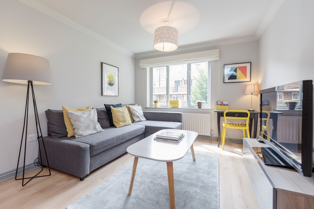 Hoxton 2 Bed Apartment by BaseToGo