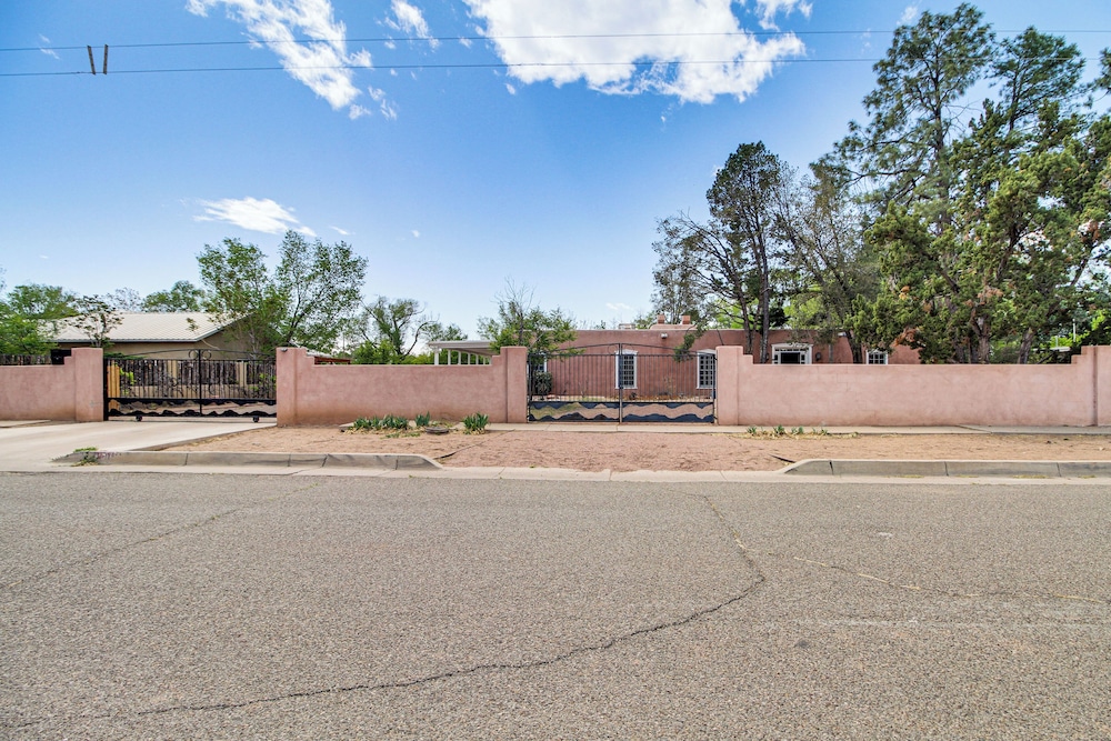 3 Mi to Zoo & Garden: Spacious Albuquerque Home
