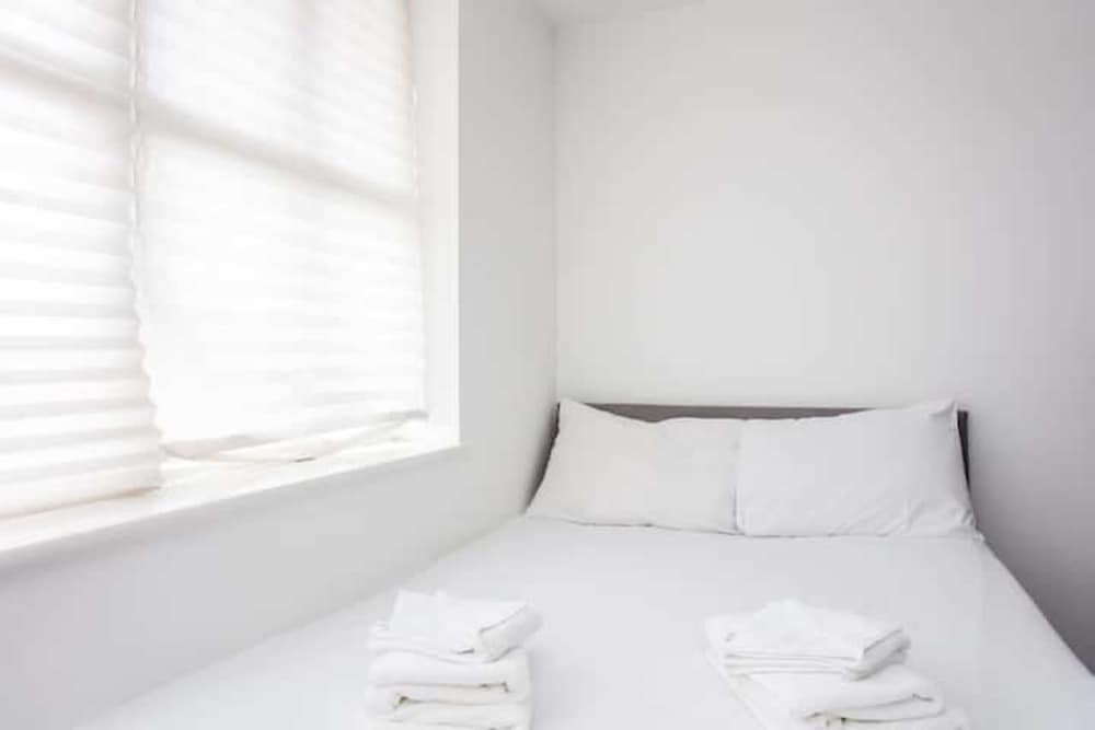 Energised Apartment With Gym in Brent Park