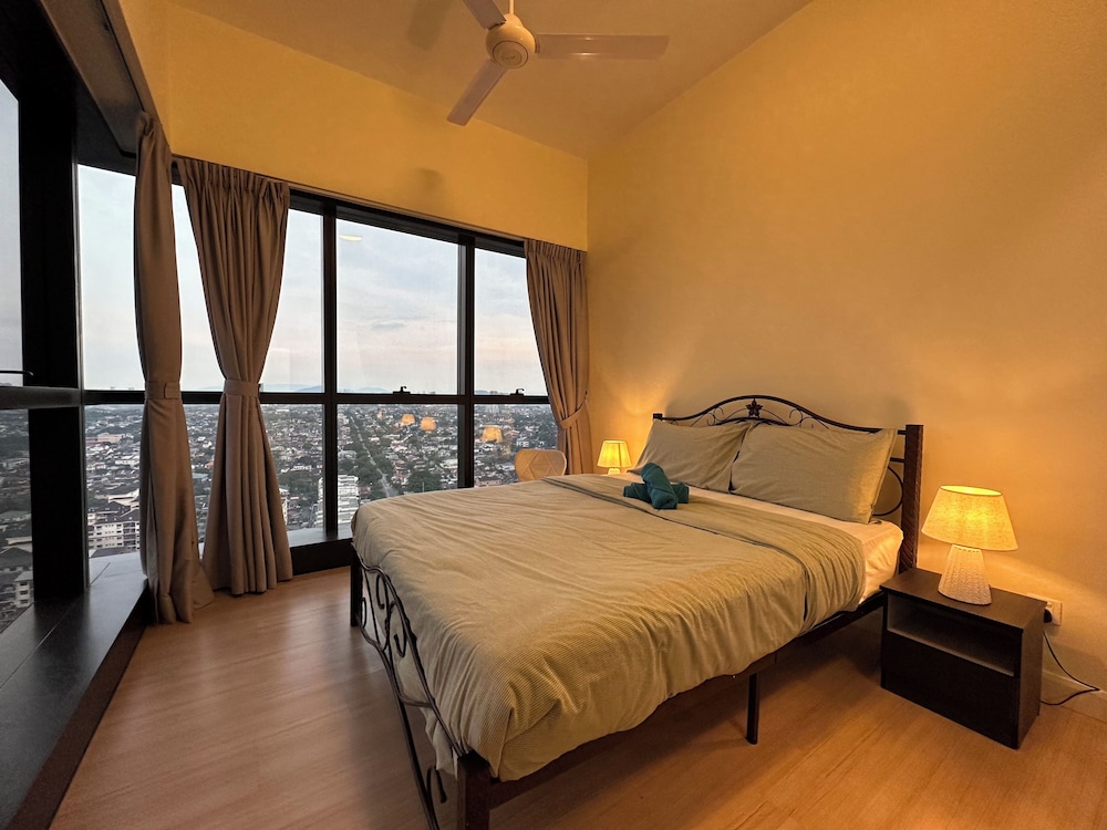 Skyline Luxe 4BR Retreat with En-suites
