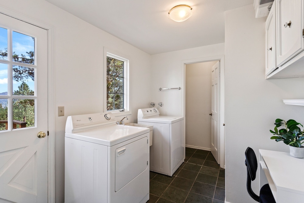 Serenity On 6th 30 Day Minimum 4 Bedroom Home by RedAwning