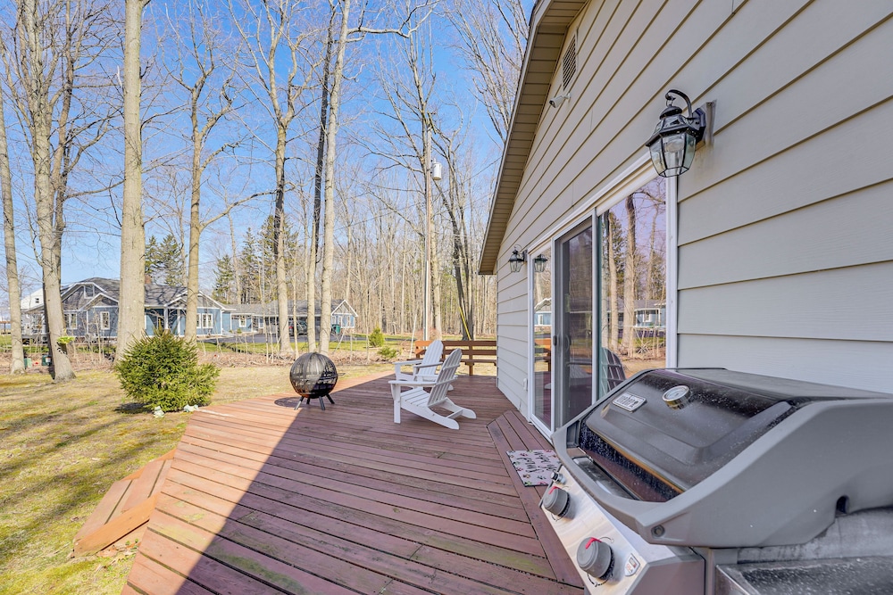 3 Mi to Duck Lake State Park: Home w/ Deck!