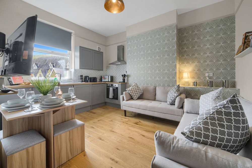Free Parking Fast Wifi 2 Min to Cardiff City