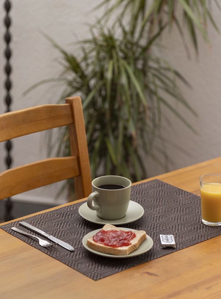 Ally's Guest House Barcelona B&B