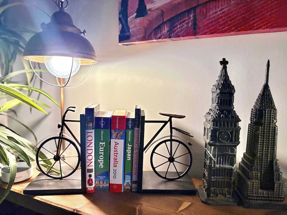 Stylish Downtown Condo near Rogers Place | Parking, Gym, Balcony & Kitchen