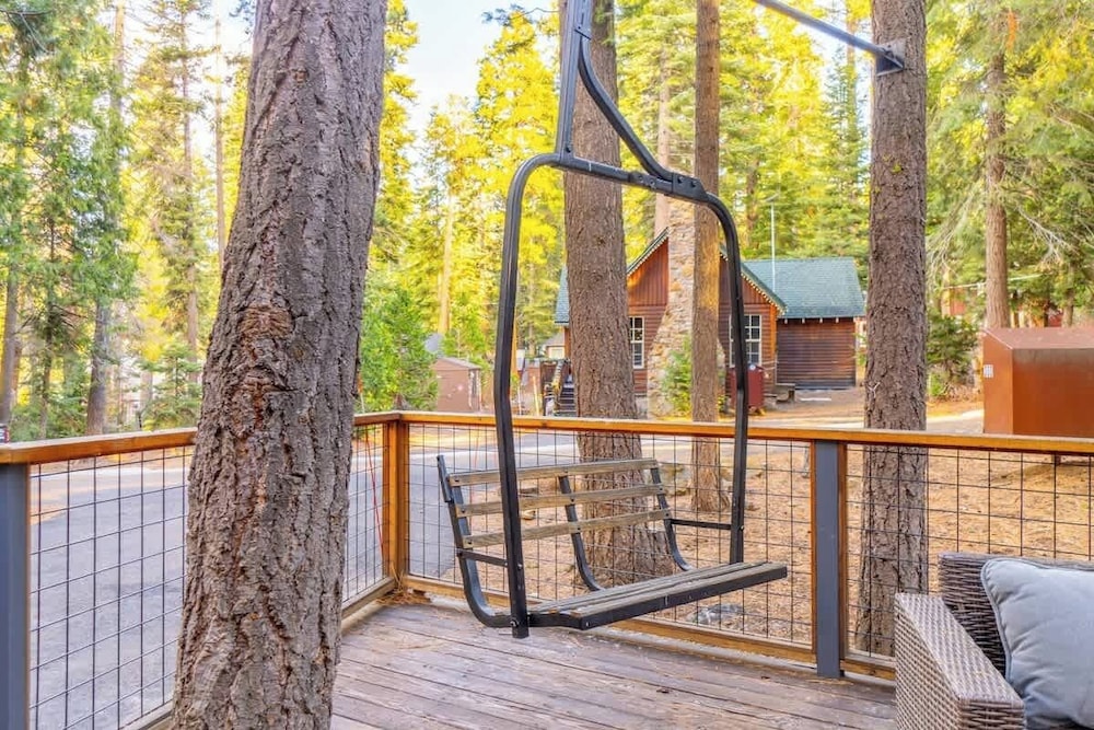 Cozy Tahoma Cabin in the Pines Sleeps 6 + Pets