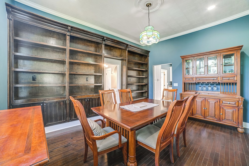 9 Mi to Kentucky Lake: Spacious Victorian Home!