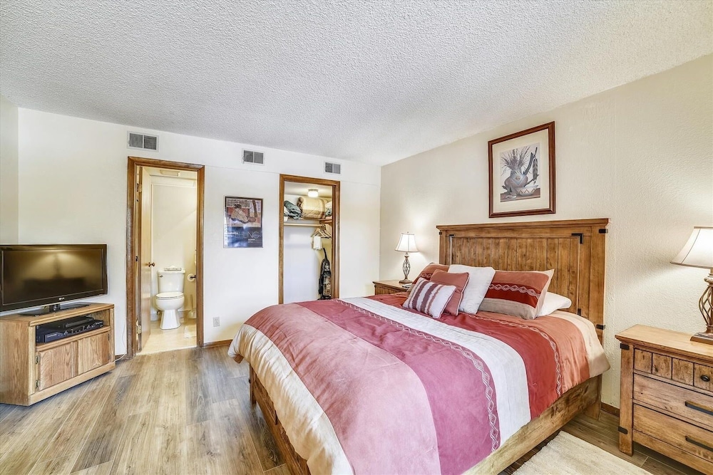 Mountainside 155a 2 Bedroom Condo by RedAwning