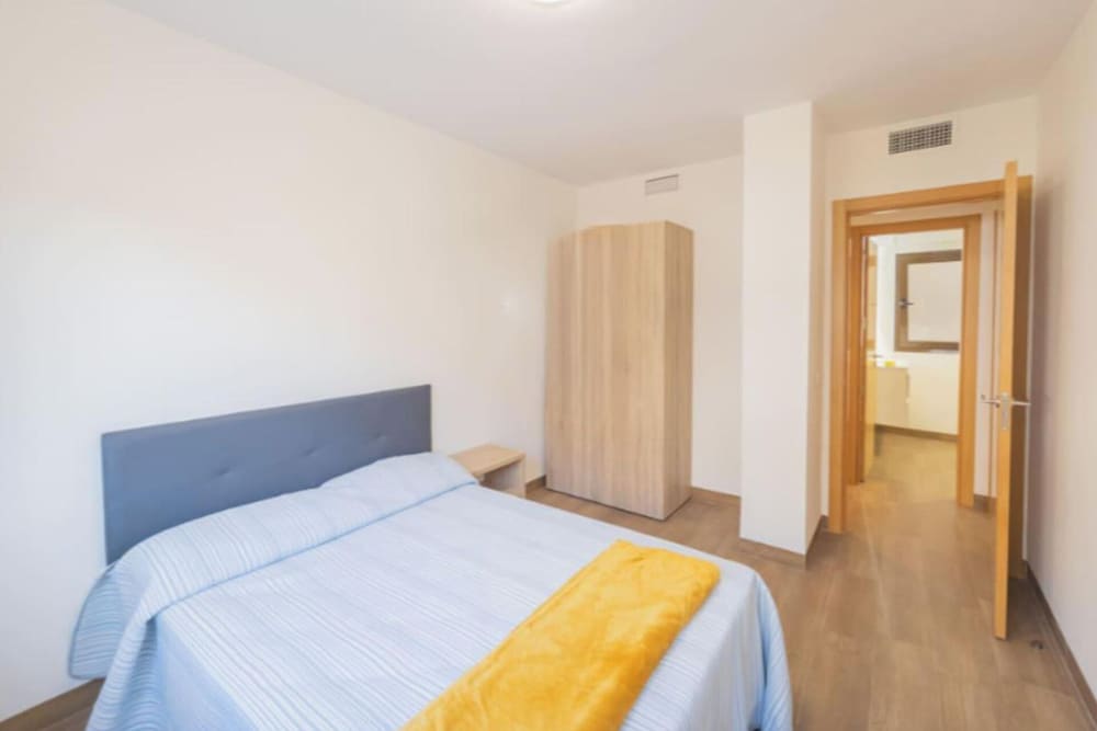 3 Bed Apartment Sleeps 6 - Free Parking & Balcony