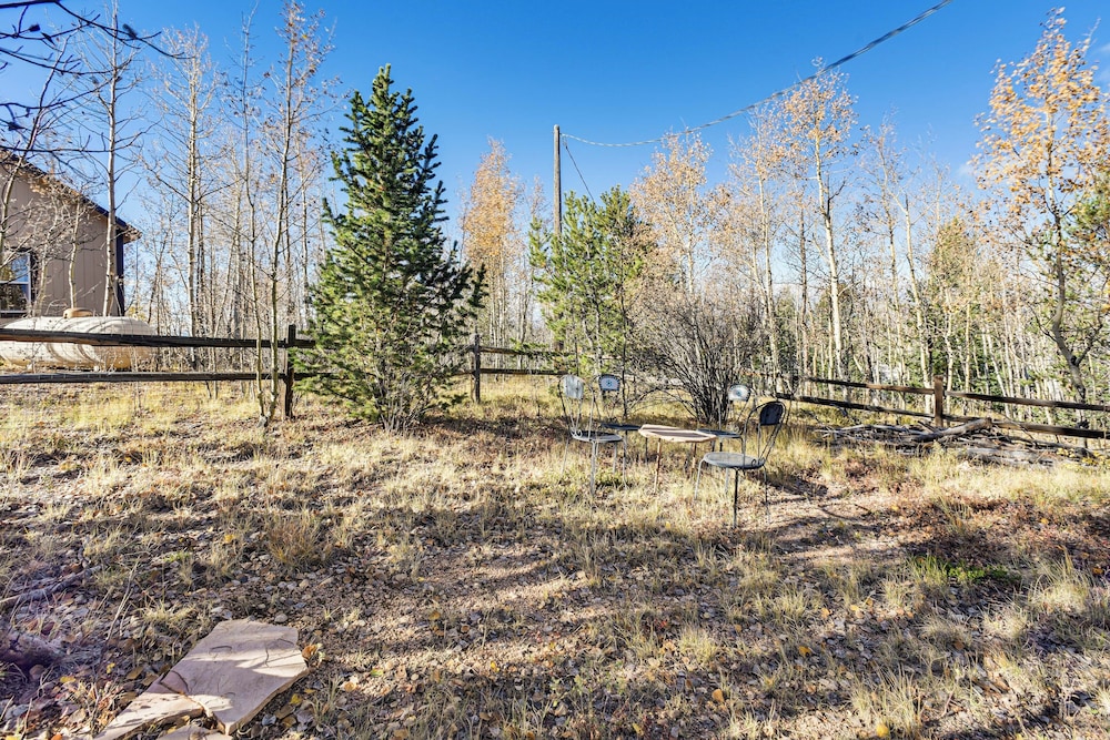 Hot Tub & Peak Views: Cripple Creek Cabin