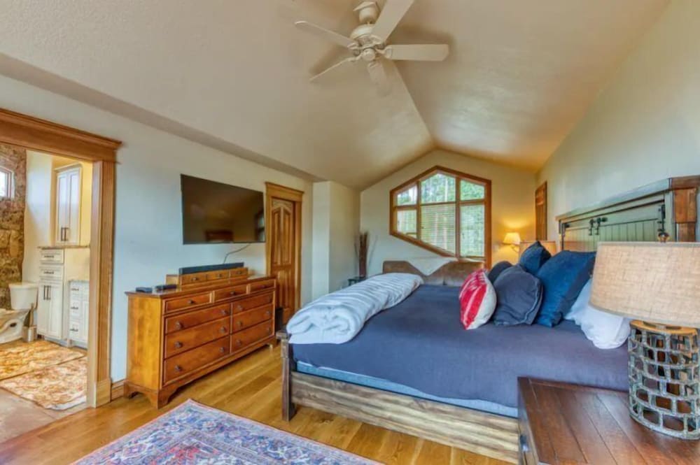 Breckenridge 5 Bedroom Luxury Home w/ Hot Tub & Views!