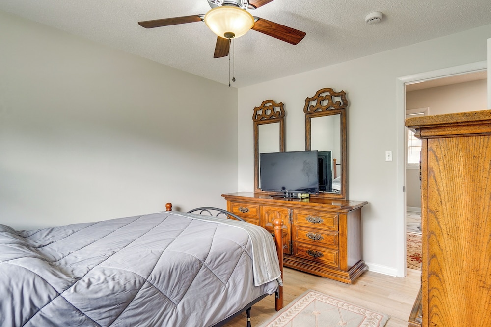 Pool & Game Room: Family Retreat in Fayetteville