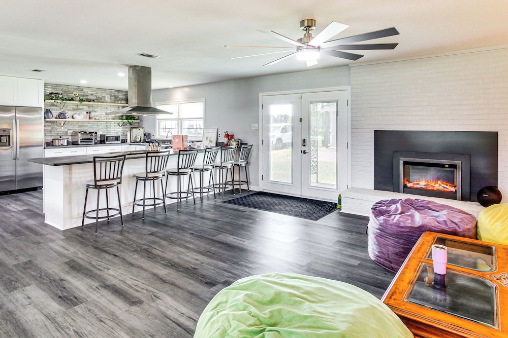 Group-friendly Home w/ Game Room in Albany!