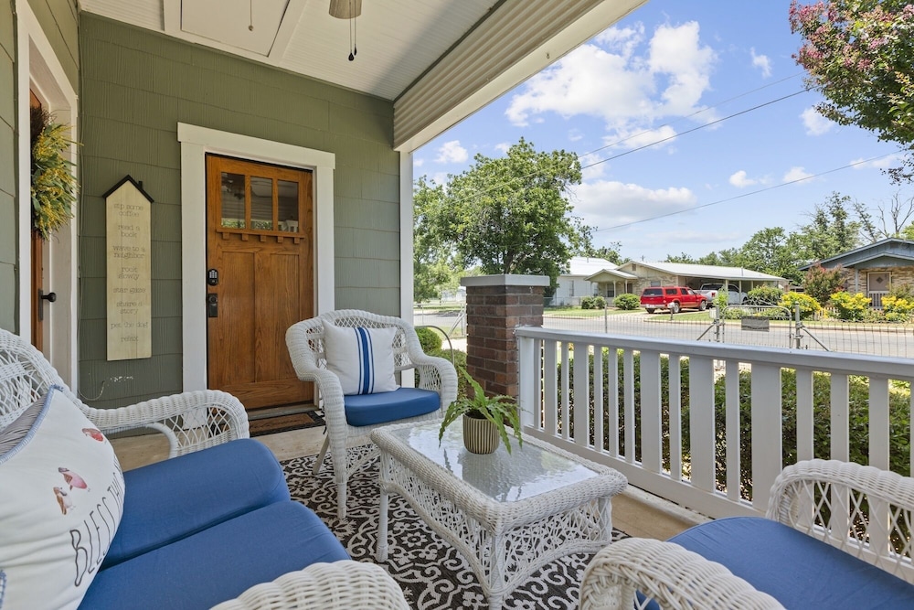 1929 Bell Estate 1 Bedroom Cottage
