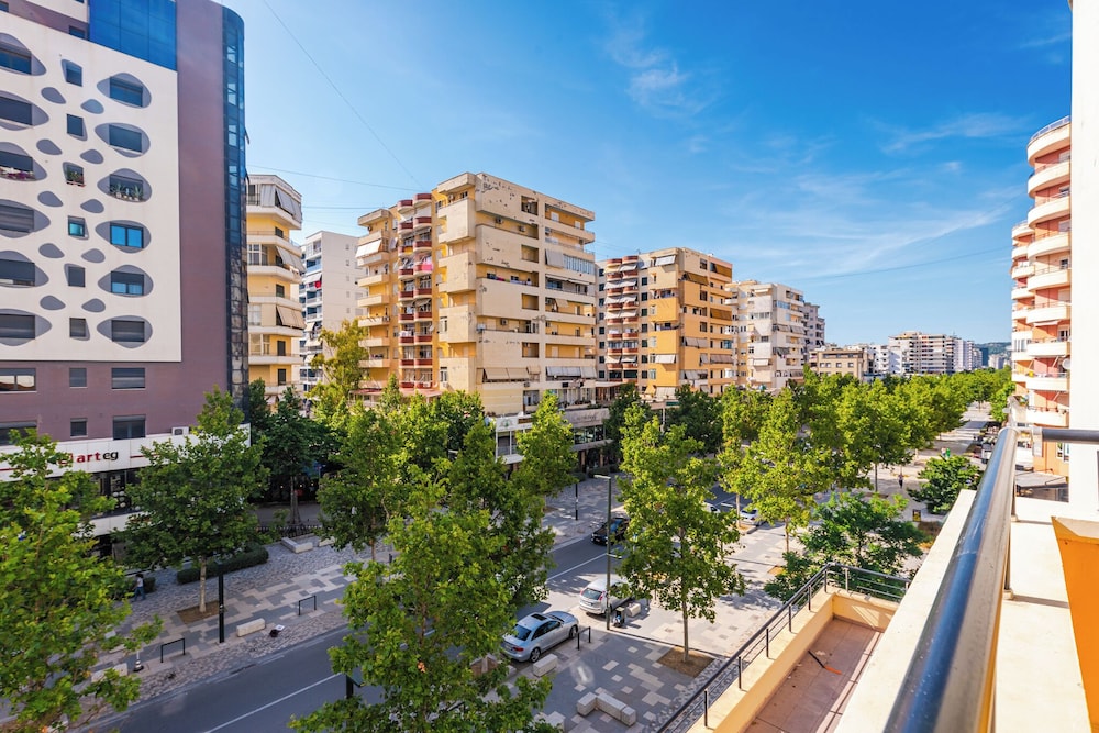 Kondo Stays - City Center Apartments