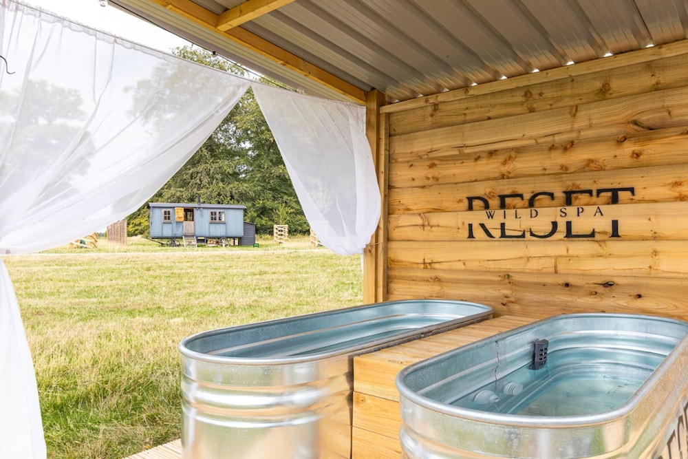 Quercus Redwood - Sleeps 4 - From 375 Per Night