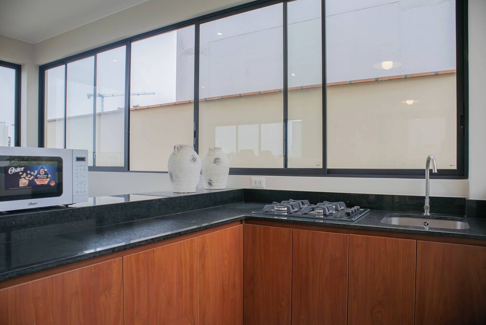 w Striking 1BR w Perfect Balcony Near Kennedy Park