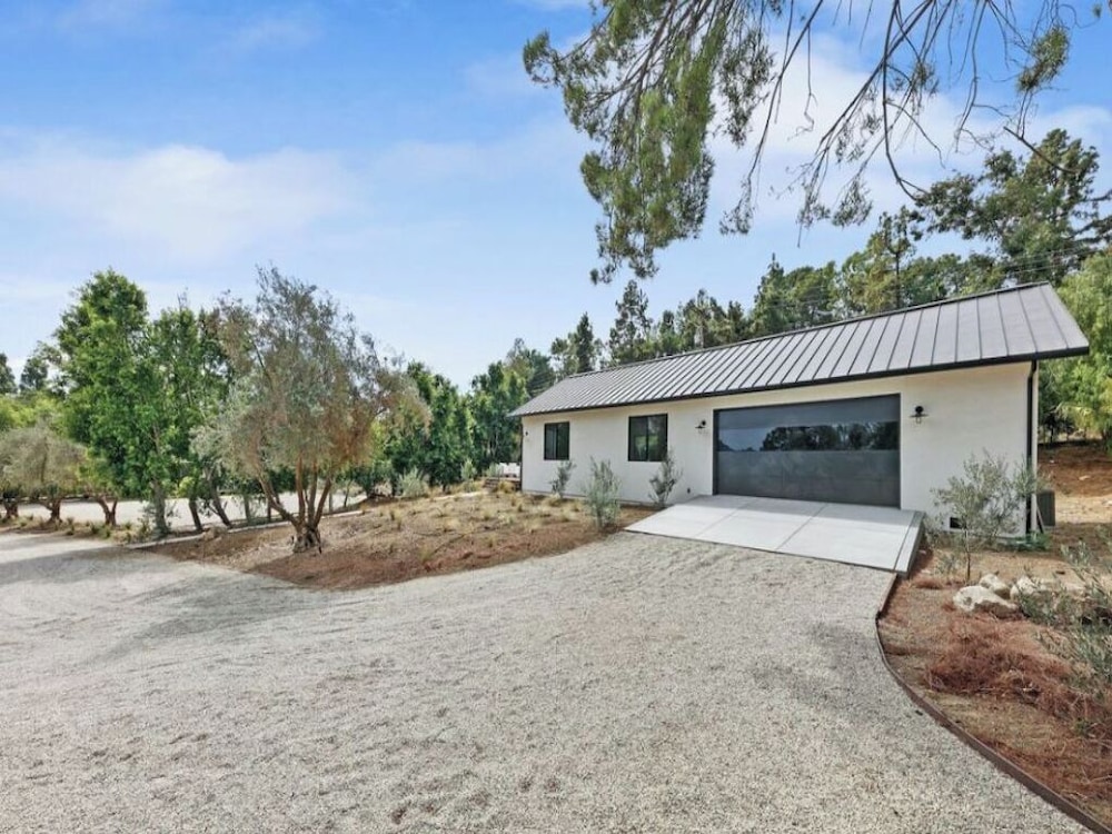 Lechusa - Secluded Creative Compound: Luxury 2-acre Estate w/ Studio & Pool