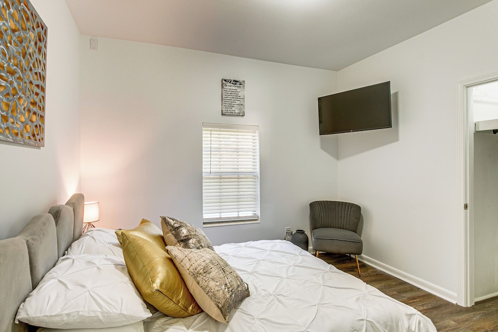 Close to Hospital & Dtwn! Quiet Waycross Home