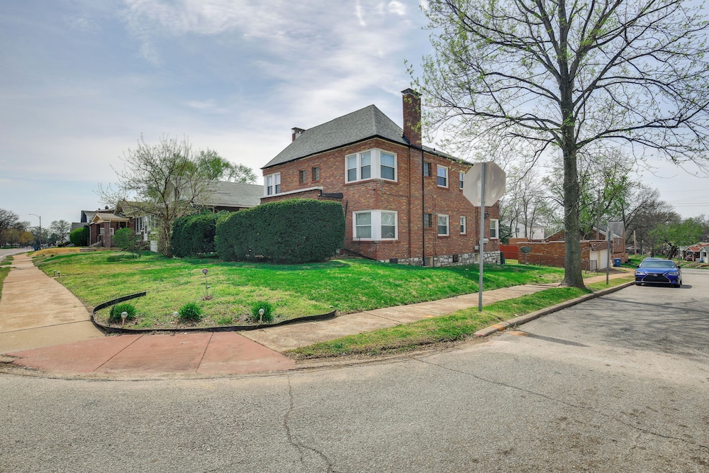 10 Mi to Downtown St Louis: Convenient Apartment!