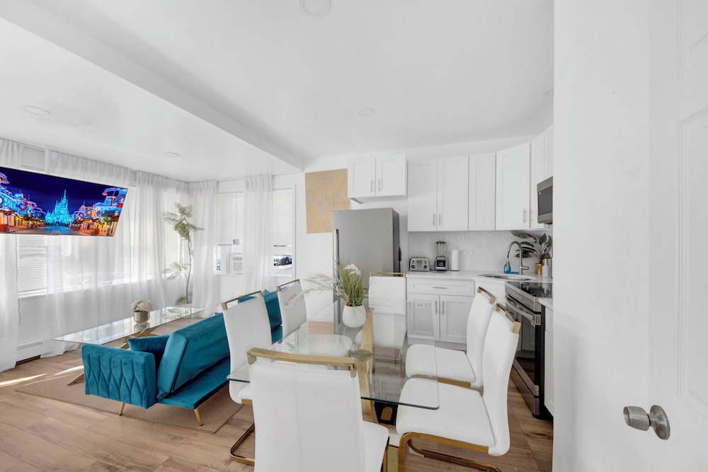 Luxury 3 BR Near NYC with Easy Parking