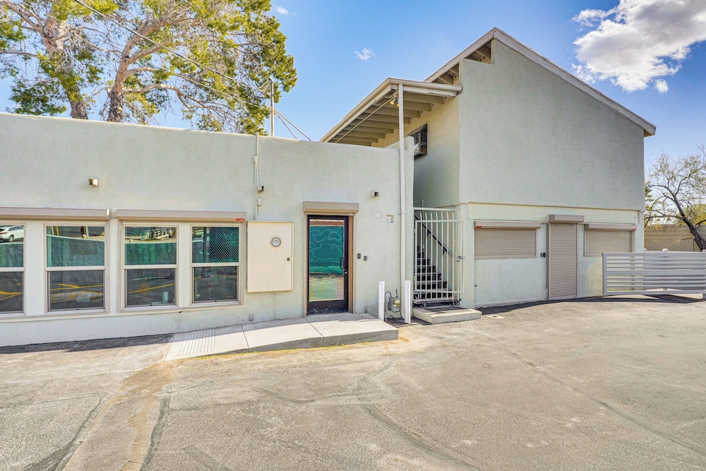5 Mi to U of A Campus: Mtn-view Tucson Pad!