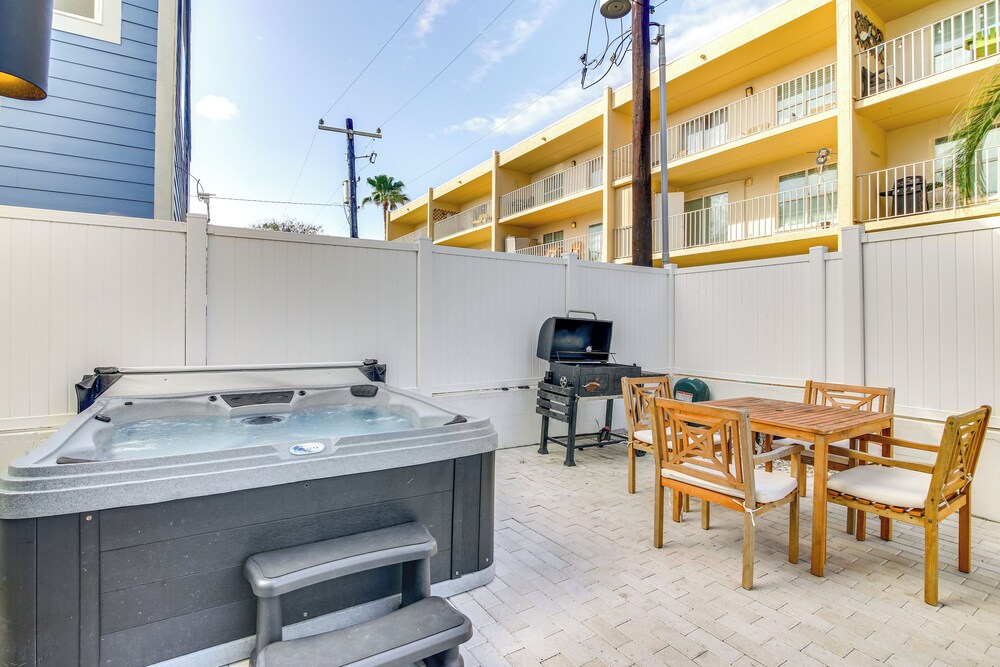 1 Block to Beach: South Padre Island Paradise!