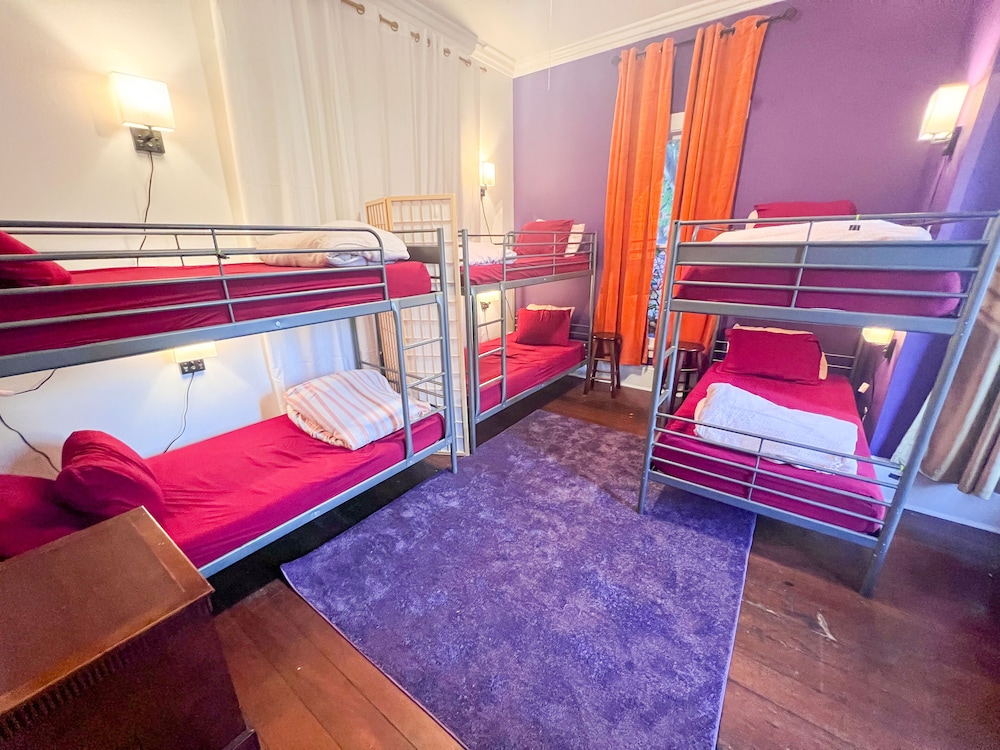 International Travelers House Hostel \- Downtown San Diego Little Italy.
