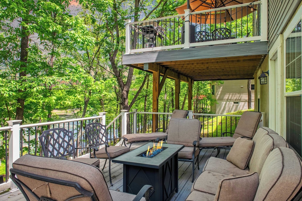 Lakeview Retreat w/ Kayaks, Game Room, Firepits Gated Community w/ Lake + Beach Access