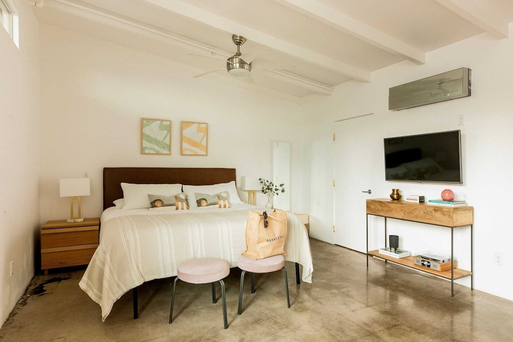 5 Private Rooms, Sleeps 14 Wesley Studio Buyout
