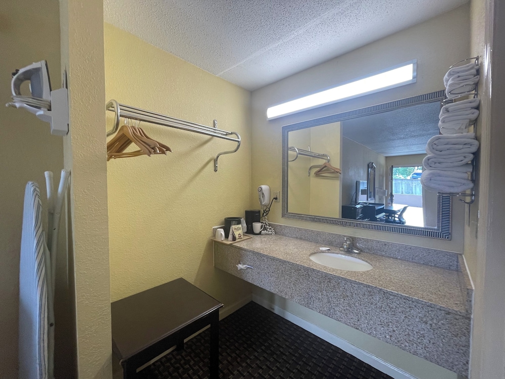Royal Inn - Property Image 18