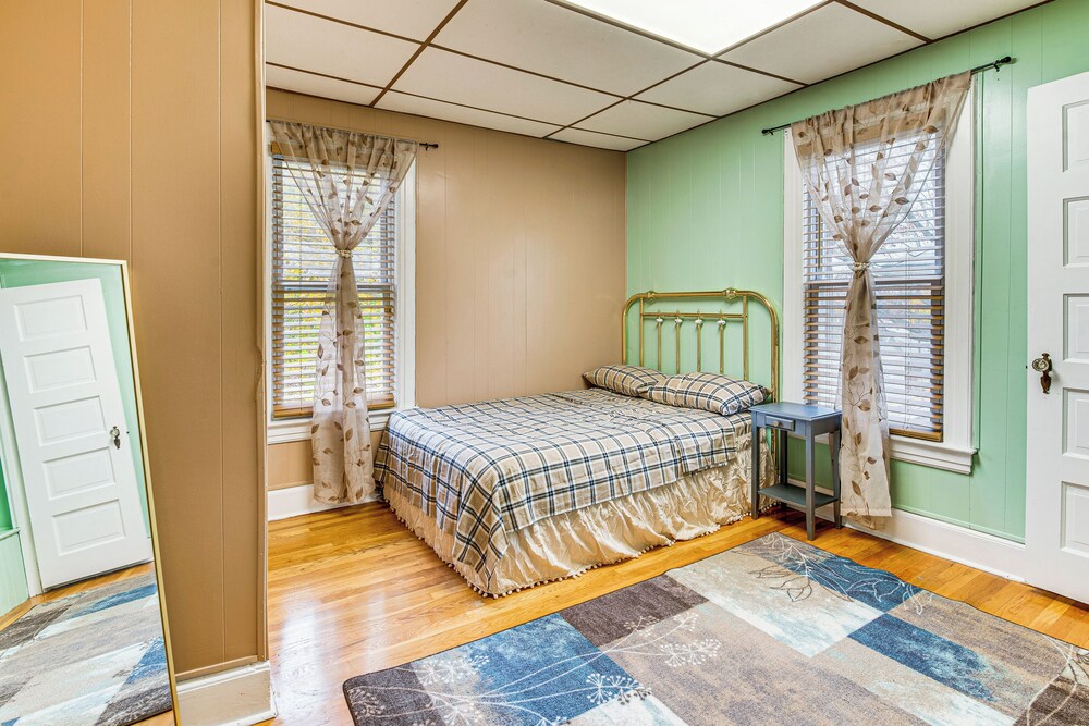 1 Mi to Dtwn: Colorful Binghamton Home