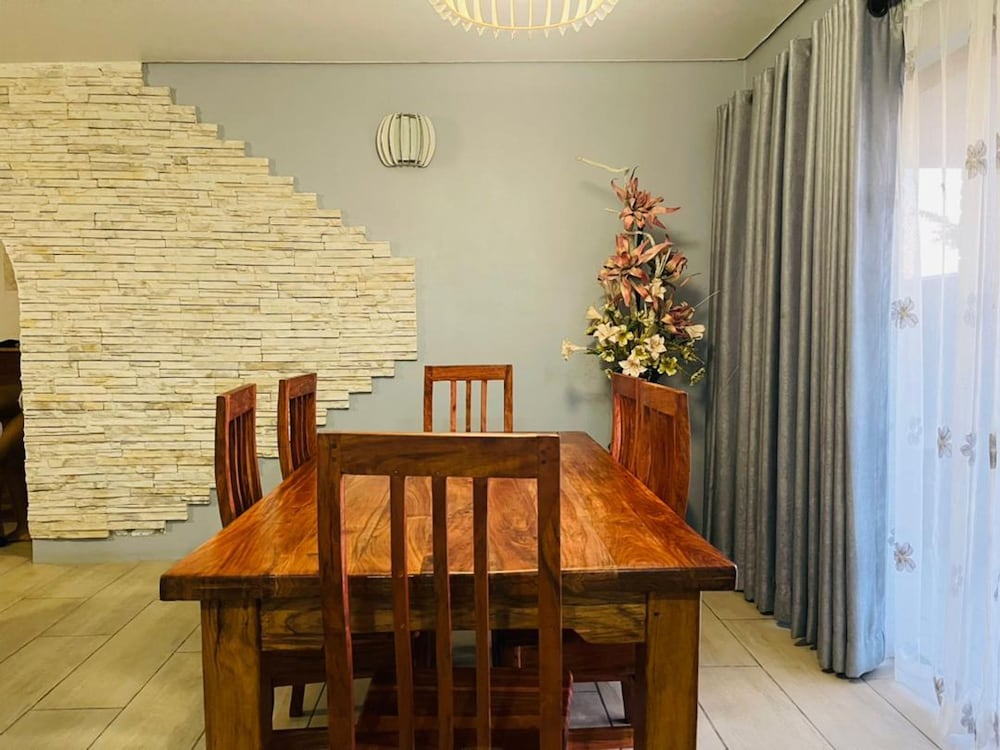 Lovely 3 bed in Selborne Park With Pool - 2234