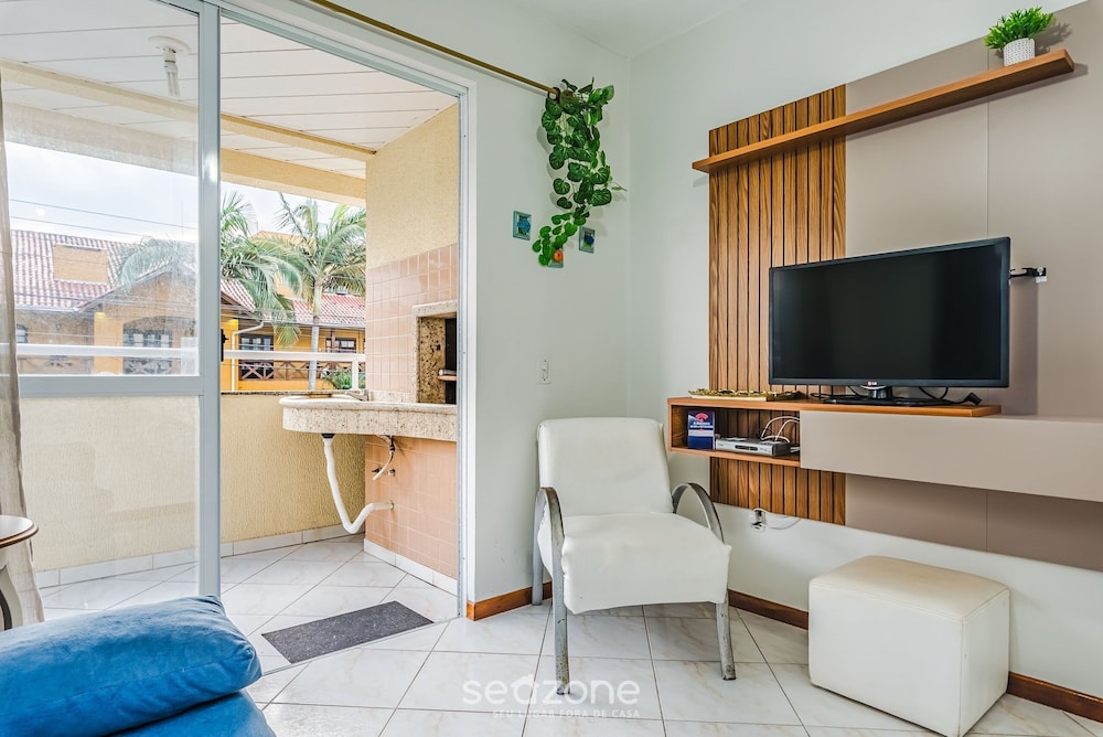 2BR apt W/balcony 220m Bombas Fdl103