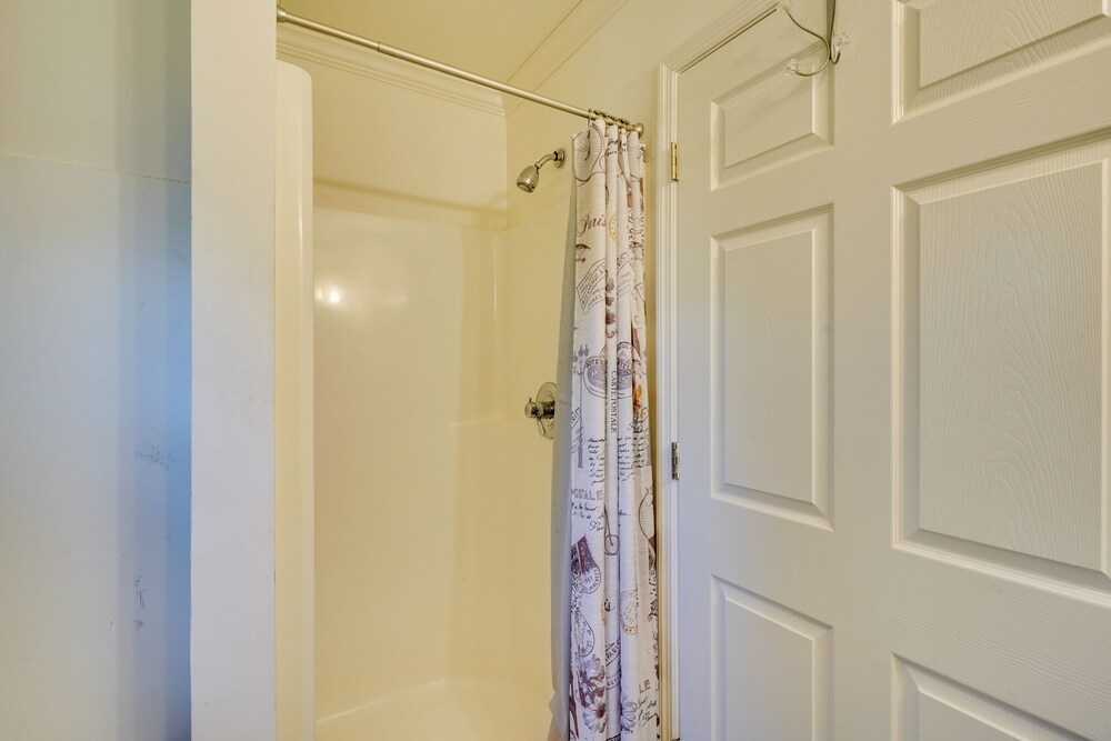 2 Mi to South Boston Speedway: Cozy Tiny Home!