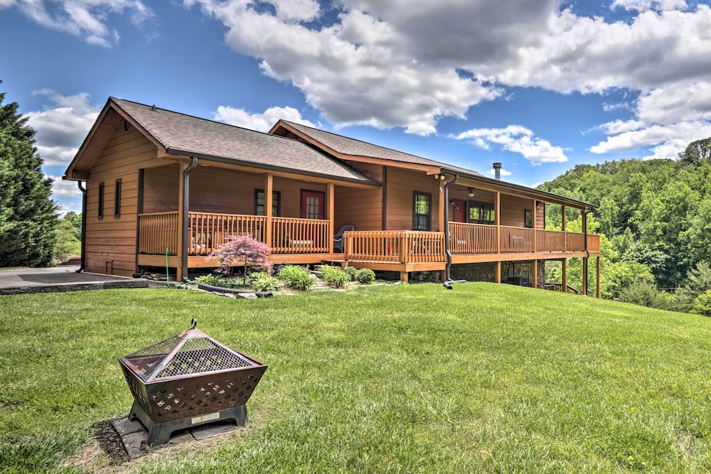 Log Cabin w/ Deck & Hot Tub: 5 Mi to Dollywood! view 5
