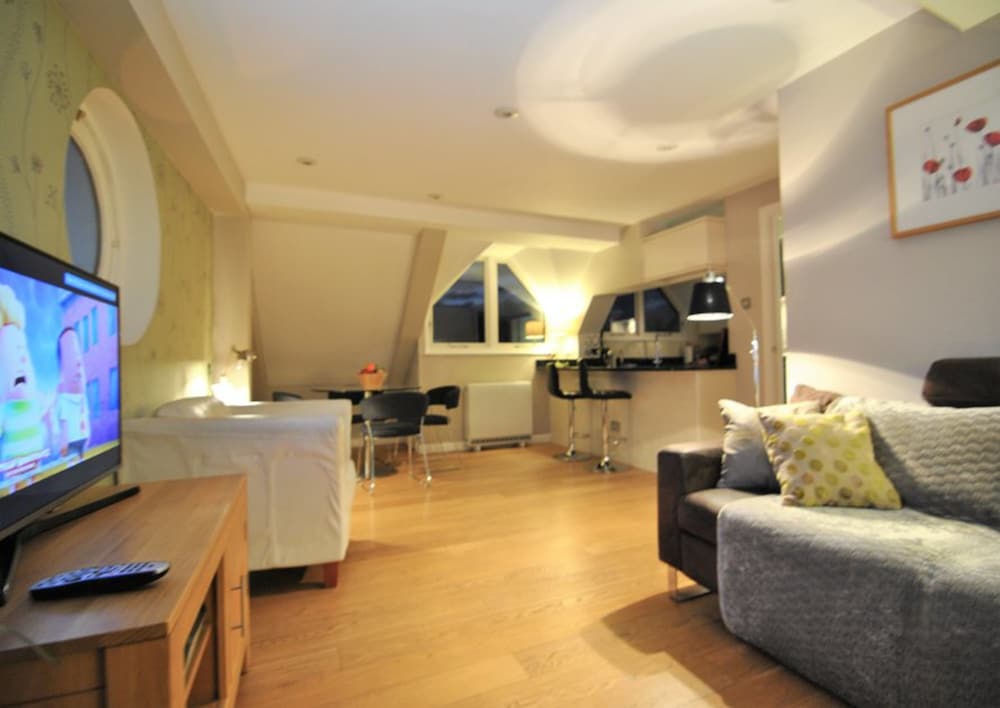 The Courtyard 10