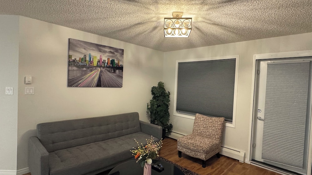 MainFloorCondo CozyFurnished Independent