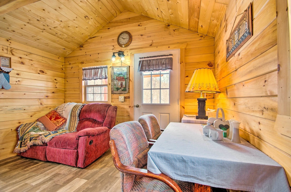 Creek Views & Grill: Idyllic Florence Cabin view 3