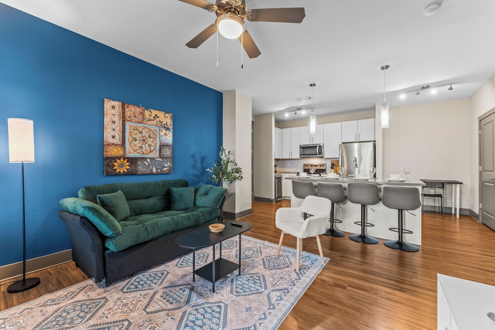 Monarch Apartments 15m to Parks, Pet Friendly, Free Parking by Heavenly Homes