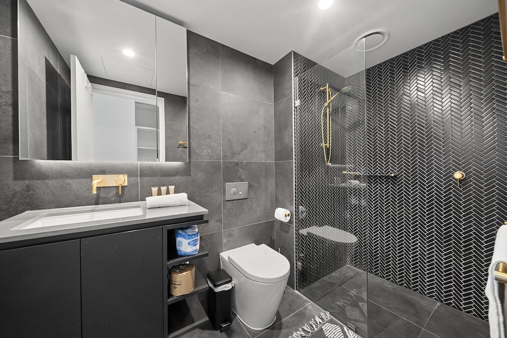Bright Unit With Secure Parking and Garden Access